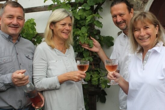 Gastronom plant Weinfest an der Parkschänke - Robby und Simone Lindner mit Ingo und Ulrike Lang (von lins). Gemeinsam organisieren sie in Limbach das kleinste Weinfest der Welt
