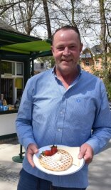 Gastronom schafft sich neue Standbeine - Steffen Wand ist der neue Betreiber des Kiosk am Park an der Dr.-Richard-Schminke-Straße in Bad Elster. Warme Waffeln sind bei den Gästen besonders beliebt. 