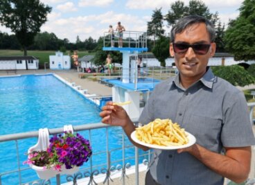 Gastronom verwöhnt ab sofort Badegäste - Weil Pommes für viele Gäste zu einem Freibadbesuch gehören, bietet Gastronom Singh Dilnay diese natürlich auch an.