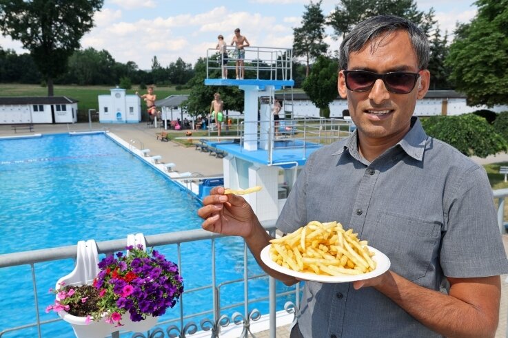 Weil Pommes für viele Gäste zu einem Freibadbesuch gehören, bietet Gastronom Singh Dilnay diese natürlich auch an.