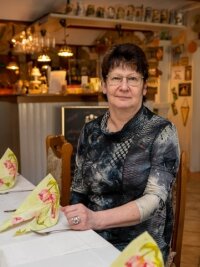 Gastronomen fordern Lockerungen - Ramona Schumann in ihrer leeren Gaststube der Gaststätte "Zum Holzwurm" in Altmittweida.