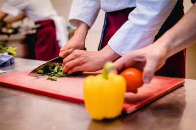 Gastronomie-Gewerkschaft schlägt „Küchen-Alarm“ im Erzgebirge - Gemüseschneiden – bei Küchen-Profis sitzt jeder Handgriff. Es gibt nur zu wenige, die den Job machen wollen.