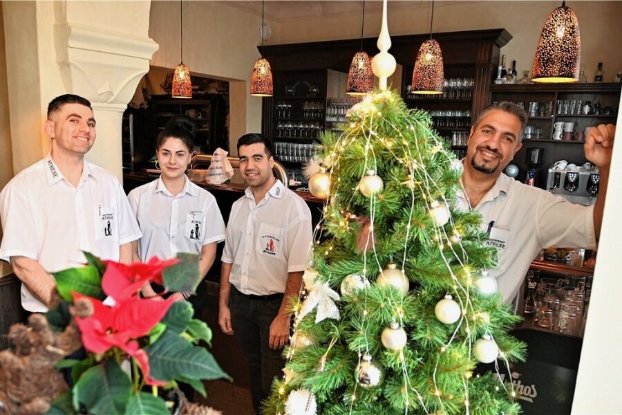 Gaststätten in Mittelsachsen: Zu Weihnachten ist oft kein Platz mehr frei - Petros, Anna, Makis und Bili (v. l.) erwarten zu Weihnachten am ersten und zweiten Feiertag die Gäste im griechischen Restaurant "Athene" in Frankenberg.
