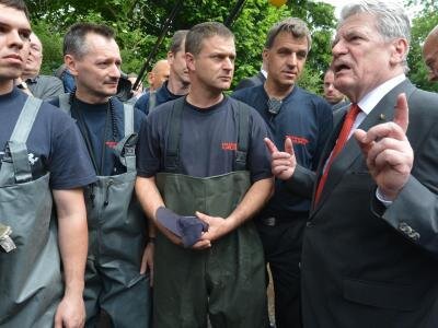Gauck erschüttert über Folgen der Flut - Bundespräsident Joachim Gauck bedankt sich in Halle/Saale bei Kameraden der Berufsfeuerwehr Karlsruhe.