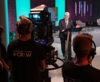 Gauck wirbt für Toleranz - Der frühere Bundespräsident Joachim Gauck verglich das TV-Studio der Hochschule Mittweida mit einem großen Berliner Fernsehstudio. Er hielt im Rahmen der Festveranstaltung einen Vortrag zu politischer Bildung, Zivilcourage und Dialog in Zeiten der Polarisierung. 