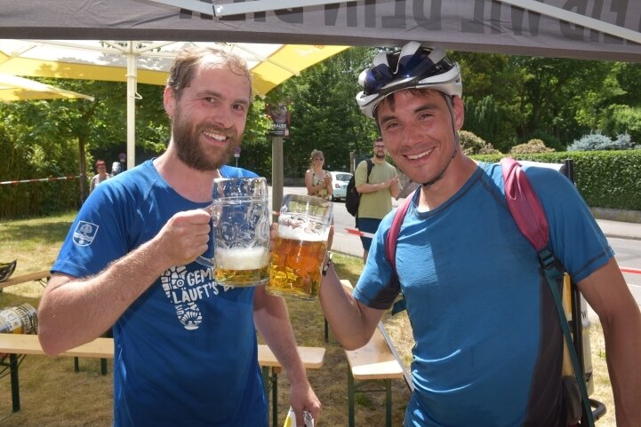 Der Sieger Karsten Zybell (links) und der Drittplatzierte Thomas Schleich waren auch beim Trinken schnell. 