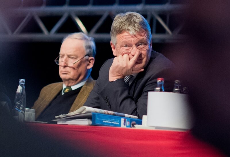 Gauland gelingt Coup auf dem AfD-Parteitag - Parteichef gesucht, mit Verspätung gefunden: Alexander Gauland (links) hat sich in Hannover in letzter Minute entschieden, gemeinsam mit Jörg Meuthen die Führung der AfD zu übernehmen.