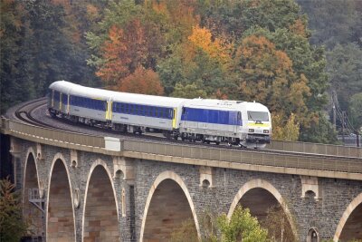 Geänderter Fahrplan: Schienenersatzverkehr zwischen Chemnitz und Leipzig - Der RE 6 zwischen Chemnitz und Leipzig fährt in den kommenden Wochen zu anderen Zeiten als gewohnt.