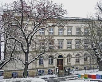 Gebäude beherbergt Grundschule - Das Gebäude beherbergt heute die Erich-Ohser-Grundschule. 