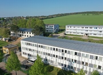Gebäude in Flüchtlingsunterkunft erneuert - Mit dem Neubau eines Gebäudes (links im Foto) ist begonnen worden, die Bedingungen im Asylbewerber- und Flüchtlingsheim an der Kopernikusstraße in Zwickau zu verbessern. 