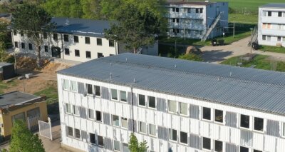 Gebäude in Flüchtlingsunterkunft erneuert - Mit dem Neubau eines Gebäudes (links im Bild) hat die Eigentümerfirma des Objekts begonnen, die Bedingungen im Asylbewerber- und Flüchtlingsheim an der Kopernikusstraße in Zwickau zu verbessern. 