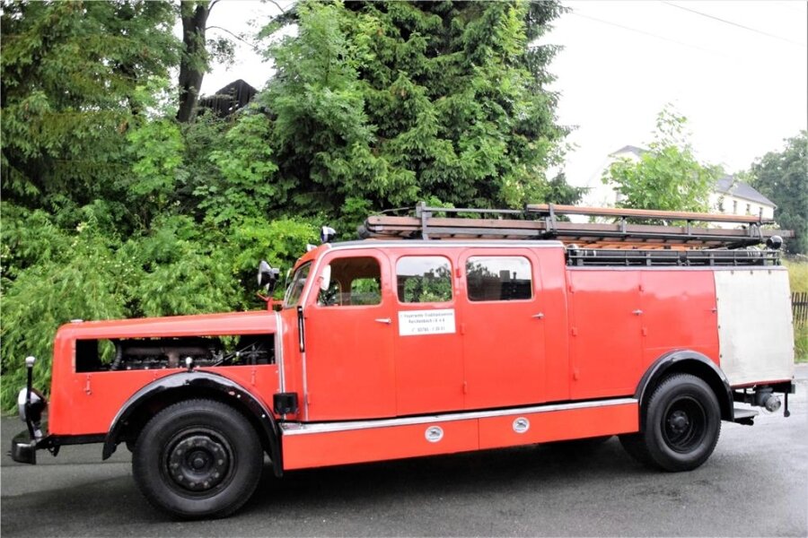 Gebaut war er für den Krieg: Reichenbacher Feuerwehr-Oldtimer ist wieder flott - Von der Seite erkennt man gut die Aufteilung des Fahrzeuges in Motorraum, Mannschaftskabine und Tank.