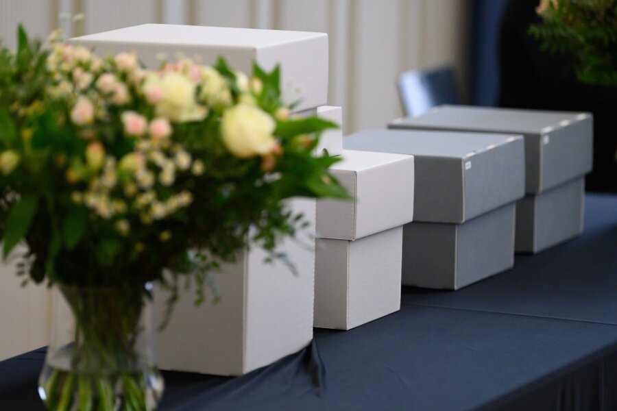 Gebeine an Palau zurückgegeben - Bitte um Entschuldigung - Kartons mit menschlichen Gebeinen stehen im Rahmen einer feierlichen Zeremonie auf einem Tisch.