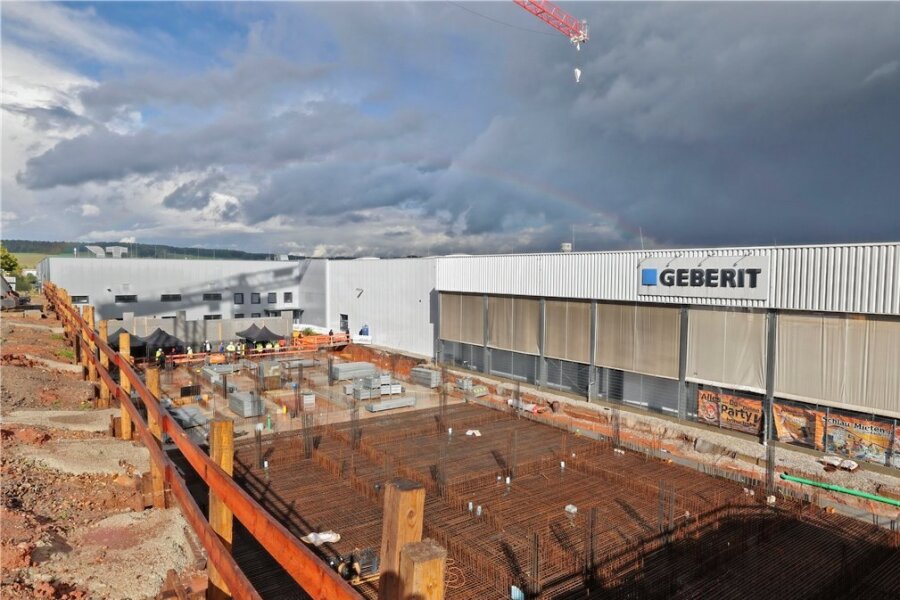 Geberit erweitert Firmensitz in Westsachsen - 56 Millionen Euro investiert Geberit in die Erweiterung seines Firmensitzes im Gewerbegebiet "Am Auersberg". 40.000 Kubikmeter Rotliegendes wurden dafür bewegt. 2025 soll die Produktion anlaufen. 