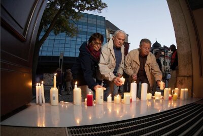 Gebet, Kerzen und ein Zeitzeuge: So hat Plauen an den Herbst 1989 erinnert - Wie 1989 entzündeten die Plauener am Donnerstagabend Kerzen und stellten sie auf den Stufen der Lutherkirche ab. Sieben Kerzen erinnerten dabei an jene DDR-Städte, die sich als erste dem SED-Regime widersetzten.