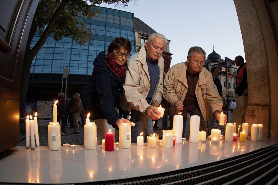 Wie 1989 entzündeten die Plauener am Donnerstagabend Kerzen und stellten sie auf den Stufen der Lutherkirche ab. Sieben Kerzen erinnerten dabei an jene DDR-Städte, die sich als erste dem SED-Regime widersetzten.
