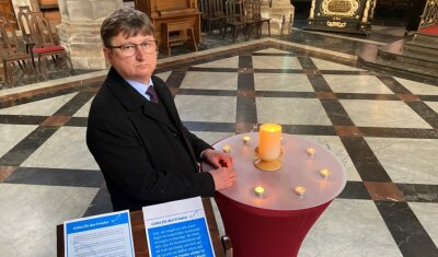 Gebete, Demo und spontane Helfer - Superintendent Harald Pepel hat im Zwickauer Dom ein erstes Friedensgebet abgehalten. 