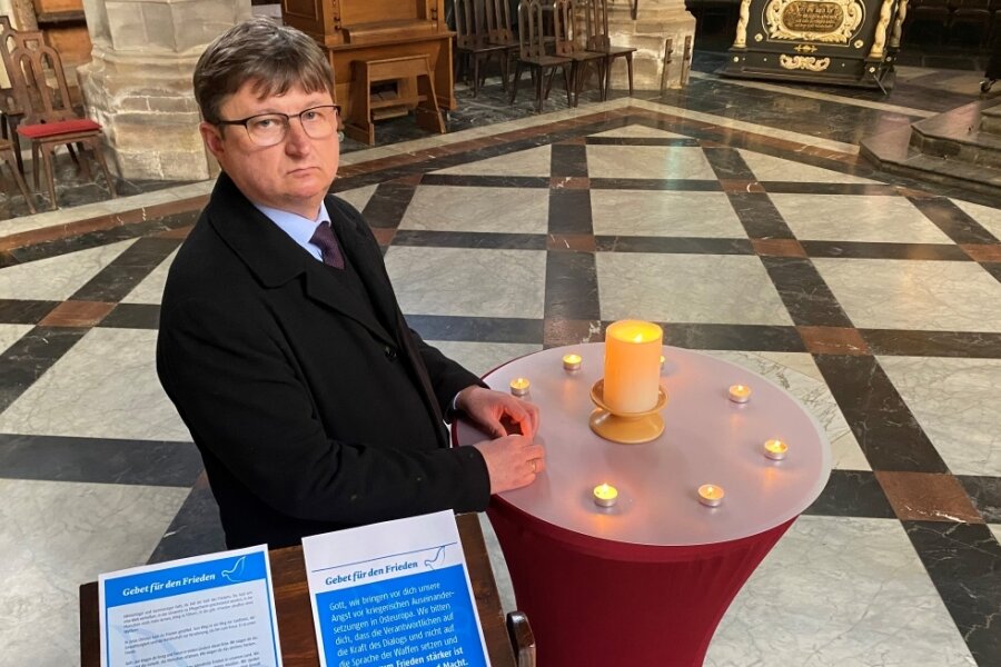 Gebete, Demo und spontane Helfer - Superintendent Harald Pepel hat im Zwickauer Dom ein erstes Friedensgebet abgehalten. 