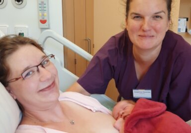 Letizia wurde am 8. Juni im Krankenhaus Mittweida geboren. Sie schläft auf ihrer Mutter in einem der neuen Bondingsäckchen, die das Krankenhaus gekauft hat. Hebamme Josephine Demmler freut sich, dass es Mutter und Kind gut geht.