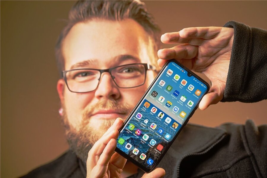 Nicht neu, aber so gut wie: Thomas Falb aus Flöha hat beim Kauf seines Wunsch-Smartphones rund 180 Euro gespart.