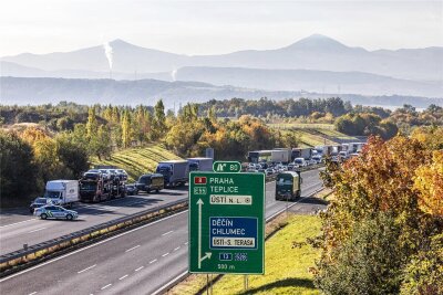 Auf den tschechischen Autobahnen - hier bei Ústí nad Labem - gelten ab März neue Gebühren. Die digitalen Vignetten gibt es ausschließlich online.