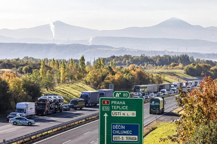 Auf den tschechischen Autobahnen - hier bei Ústí nad Labem - gelten ab März neue Gebühren. Die digitalen Vignetten gibt es ausschließlich online.