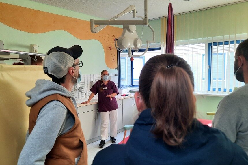 Leitende Hebamme Peggy Kruggel zeigt Interessierten zum Tag der offenen Kreißsaaltür den Geburtensaal des Krankenhauses in Mittweida .