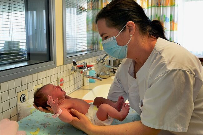 Geburtshilfe: Wie gut werden Gebärende ärztlich versorgt? - "Na, geht es dir gut, kleine Lina?" Kinderärztin Susanna Katrin Bosler gehört zum geburtshilflichen Team des Krankenhauses Mittweida. 