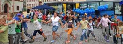 Geburtstagsfeier mit Bonbon-Regen und Polonaise - Auf dem Markt in Mittweida ist heute das 15-jährige Bestehen des Freizeit-Franzes mit einer Polonaise gefeiert worden. 
