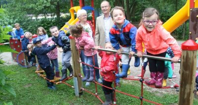 Geburtstagsgeld steckt in neuem Kletterparcours - Helga und Jochen Burgdorf freuen sich mit den Kindern über die neuen Spielgeräte. 