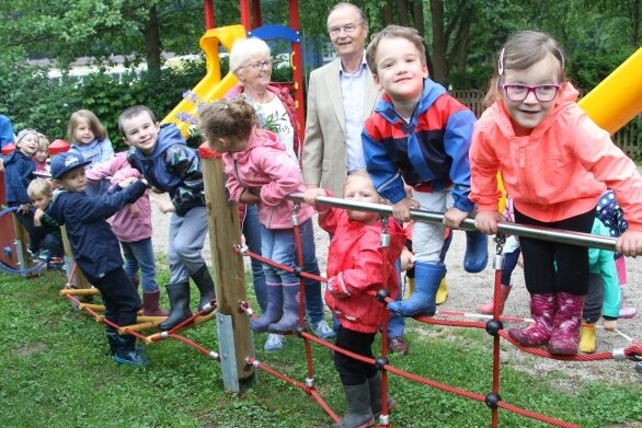 Geburtstagsgeld steckt in neuem Kletterparcours - Helga und Jochen Burgdorf freuen sich mit den Kindern über die neuen Spielgeräte. 