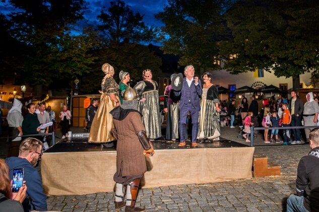 Geburtstagspektakel nutzt ganzen Marienberger Markt als Bühne - Ein Zeitreisender hat es schwer. Vor allem, wenn der Amerikaner - Axel Poike vorn auf der Bühne - auf die etwas zickigen Kammerfrauen einer Prinzessin trifft. 