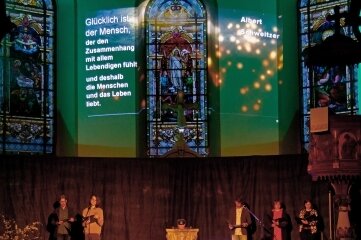 Gedanken über Umgang mit der Zeit - Zum Passionsspiel in der Christophorikirche in Hohenstein-Ernstthal war der Innenraum des Gebäudes bunt beleuchtet.