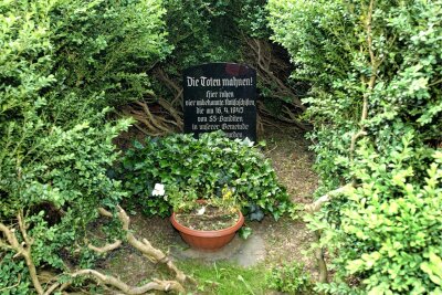 Gedenken am Grab der ermordeten KZ-Häftlinge in Bobenneukirchen - Der Gedenkstein an der Friedhofsmauer in Bobenneukirchen.