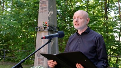 Gedenken am Kaßberg - Stefan Schmidtke, Chef der Kulturhauptstadt-Gesellschaft, legte den Kranz des OB nieder und gehörte zu den Rednern der Veranstaltung. 