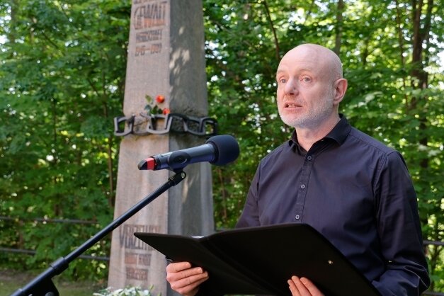Stefan Schmidtke, Chef der Kulturhauptstadt-Gesellschaft, legte den Kranz des OB nieder und gehörte zu den Rednern der Veranstaltung. 