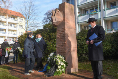 Gedenken am Platz der ehemaligen Synagoge - Renate Aris, Ruth Röcher und Miko Runkel (v.l) bei der Gedenkveranstaltung am Chemnitzer Stephanplatz.