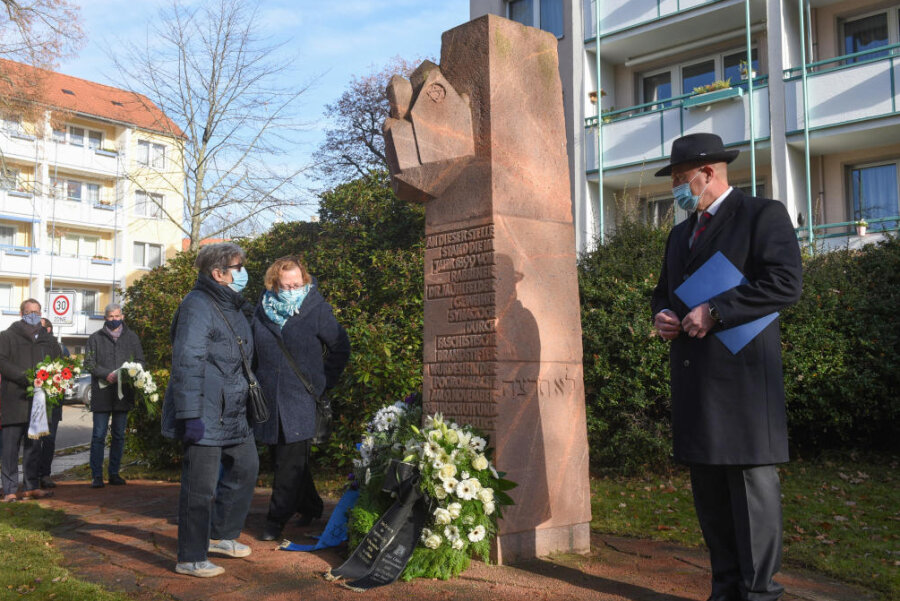 Gedenken am Platz der ehemaligen Synagoge - Renate Aris, Ruth Röcher und Miko Runkel (v.l) bei der Gedenkveranstaltung am Chemnitzer Stephanplatz.