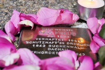 Gedenken: Freiberger schmückten Stolpersteine in der Stadt. 