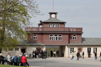 Gedenken an die Opfer des NS-Konzentrationslagers Buchenwald - Das ehemalige Lagertor während der Gedenkfeier zum 79. Jahrestag der Befreiung des Konzentrationslagers Buchenwald.