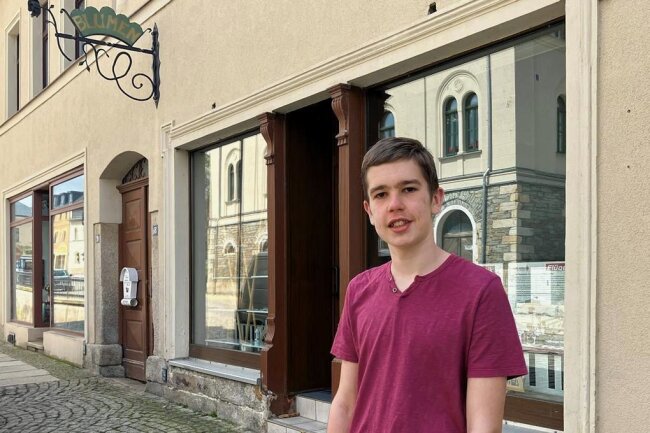 Gedenken an jüdische Familie: Markneukirchener Schüler wollen Stolpersteine verlegen - Luca Reiher vor dem Haus, in dem einst Familie Brandt lebte.