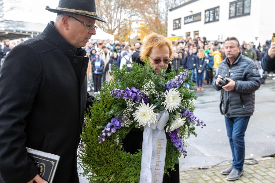 Gedenken an Novemberpogrome in Plauen und an ein kleines jüdisches Mädchen: „Ich weiß nicht, was aus ihr geworden ist.“ - Rabbiner Dannyel Morag legte mit Ruth Röcher, der Vorsitzenden der jüdischen Gemeinde Chemnitz, einen Kranz nieder.