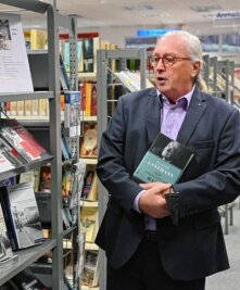 Gedenken an Opfer von Krieg und Gewalt - Konrad Felber bei der Übergabe von Büchern an Limbach-Oberfrohnas Stadtbibliothek "Gert Hofmann" im Vorjahr.