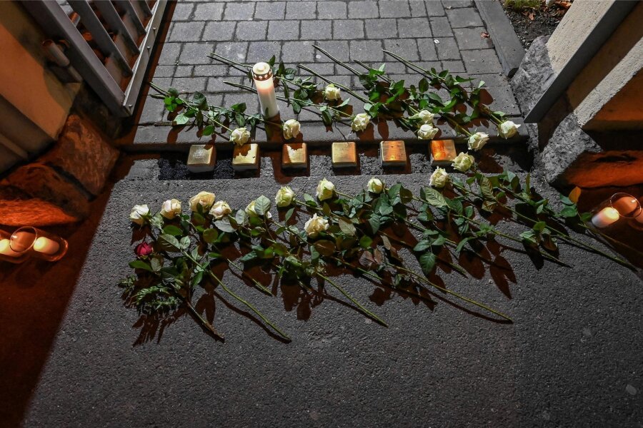 Gedenken an Stolpersteinen vor der Oberschule Lichtenau - Vor dem Eingang der Oberschule Lichtenau erinnern Stolpersteine an die Opfer des Nationalsozialismus.