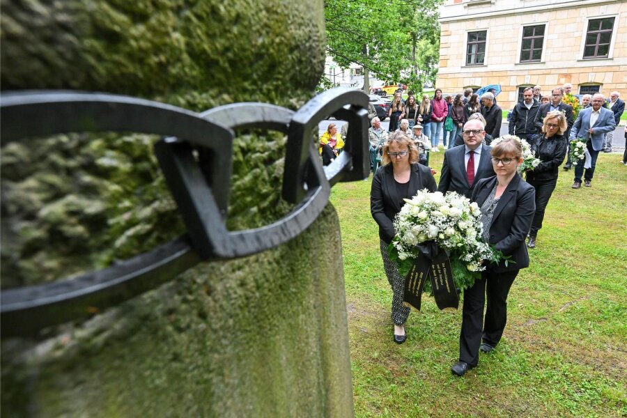 Gedenken in Chemnitz: Warum der Aufstand vom 17. Juni 1953 so aktuell ist - Auf dem Chemnitzer Kaßberg erinnert seit 25 Jahren eine Stele an die Opfer von Gewaltherrschaft in den Jahren 1945 bis 1990. Anlässlich des Jahrestages des Aufstands vom 17. Juni 1953 wurden dort am Montag Blumen und Kränze niedergelegt.