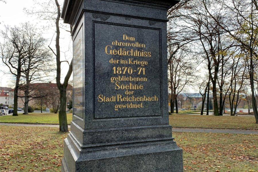 Gedenken in Reichenbach und Netzschkau zum Volkstrauertag - Denkmal auf dem Vorplatz des Reichenbacher Hauptfriedhofes.