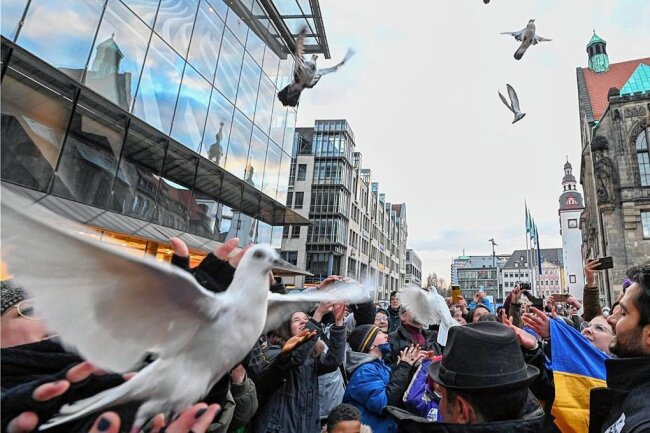 Gedenken, radeln, mahnen - der Chemnitzer Friedenstag im Kurzüberblick - Friedenstauben stiegen beim Friedenstag 2022 auf. In diesem Jahr werden die weißen Vögel um 16 Uhr fliegen gelassen. 