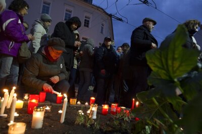 Gedenkminute für Opfer von Paris bei Sonntagsdemo - 