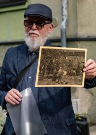 Gedenkrundgang in Mittweida folgt Spuren deportierter Juden - Jürgen Nitsche zeigt ein Bild von Moses Lesser mit seiner jungen Ehefrau und Tochter.