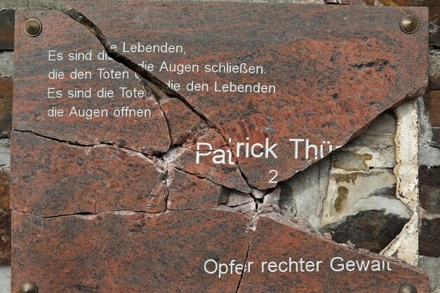 Gedenkstein für Neonazi-Opfer zerstört - Die zerstörte Tafel erinnert an Patrick Thürmer, der vor 22 Jahren starb, nachdem Neonazis auf ihn eingeschlagen hatten. 